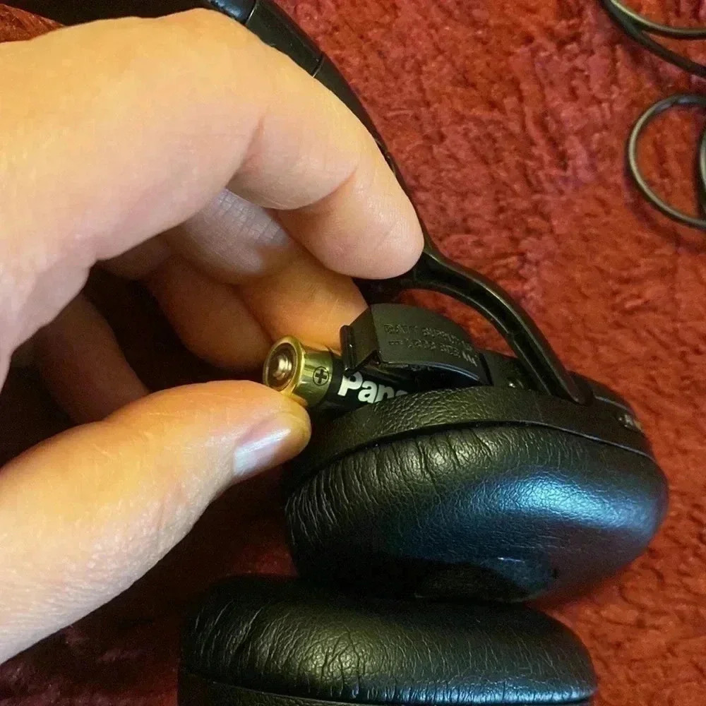 SONY DIGITAL NEW EXPENSIVE HEADPHONES ๐ง FOR LAPTOPS ๐ฉโ๐ป NOISE-CANCELLING - Picture 9 of 11